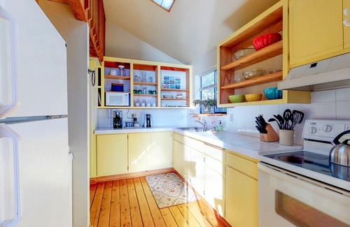 Yachats Apartamento | Acogedor agradable para perros con altillo condominio cerca de la playa! Ofrece vistas al mar y mucho más!