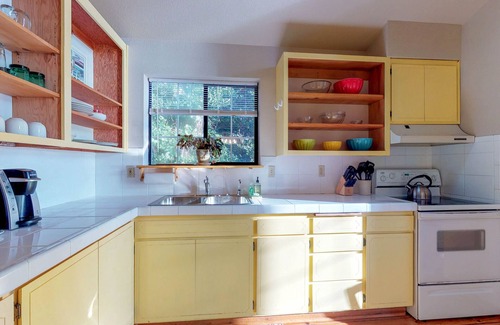 Yachats Apartamento | Acogedor agradable para perros con altillo condominio cerca de la playa! Ofrece vistas al mar y mucho más!