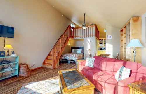 Yachats Apartamento | Acogedor agradable para perros con altillo condominio cerca de la playa! Ofrece vistas al mar y mucho más!