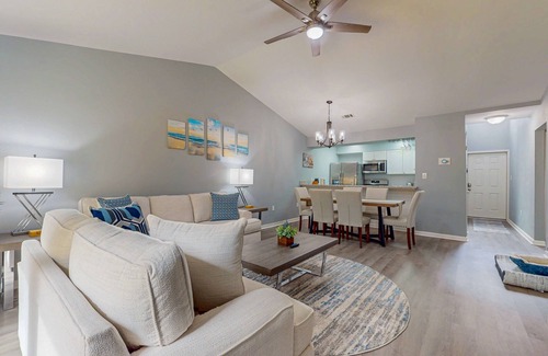 Navarre Casa | Cozy dog-friendly duplex with private yard and close to everything