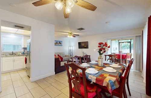 Largo Casa | Cozy, dog friendly home close to shopping, entertainment, AC and WIFI