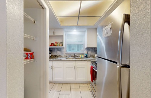 Largo Casa | Cozy, dog friendly home close to shopping, entertainment, AC and WIFI