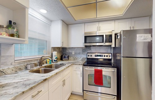 Largo Casa | Cozy, dog friendly home close to shopping, entertainment, AC and WIFI