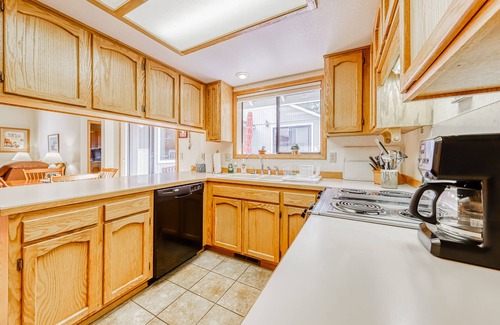 Mountain View District Casa | Cozy, Dog-Friendly Home w/ Free WiFi, Full Kitchen, Furnished Deck, Central A/C