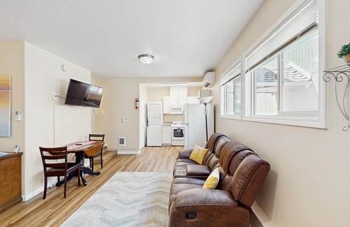 Coburg Apartamento | Cozy dog-friendly studio, fast WIFI, A/C and in-unit washer & dryer