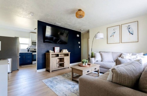Apollo Beach Casa | Cozy Dog-friendly Bungalow