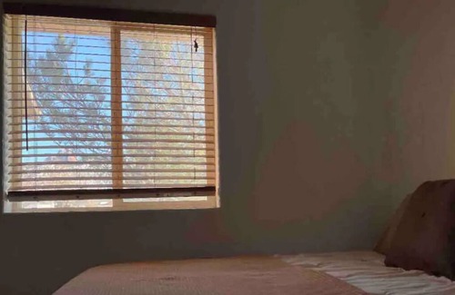 New Harmony Casa | Cozy double + king rms. Tub, en-suite, kitchenette