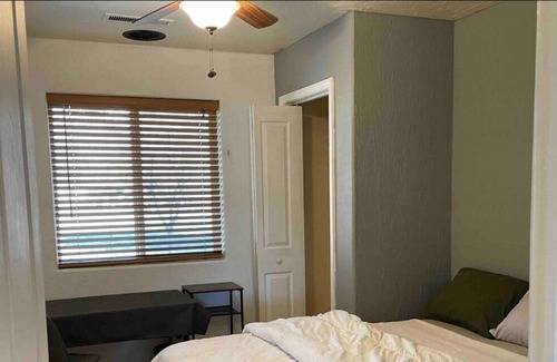 New Harmony Casa | Cozy double + king rms. Tub, en-suite, kitchenette