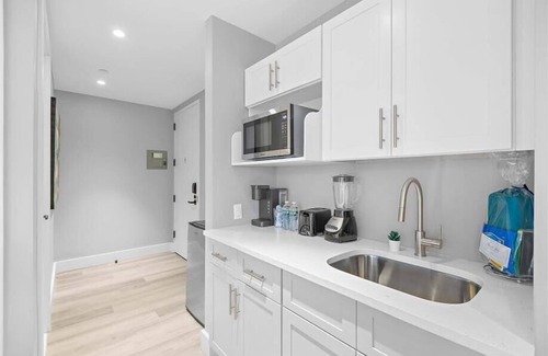 Mott Haven Hotel | Cozy Double Queen Suite w/ Kitchen | 4 mins away from Subway | Mott Haven