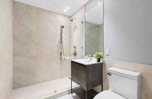 Mott Haven Hotel | Cozy Double Queen Suite w/ Kitchen | 4 mins away from Subway | Mott Haven