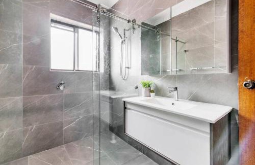 Berala Casa | Cozy Double Room - Mins to Station & Olympic Park - Shared Bathroom