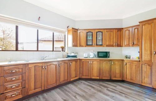 Berala Casa | Cozy Double Room - Mins to Station & Olympic Park - Shared Bathroom