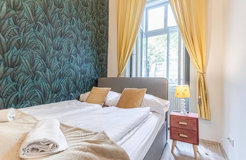 Mariahilf Hotel | Cozy Double Room w/ Yardview - Perfect Shopping