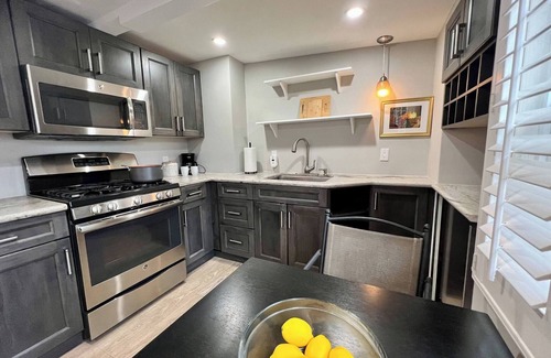 Downtown Burlingame Cama Y Desayuno | Cozy, Downtown Burlingame 1/1