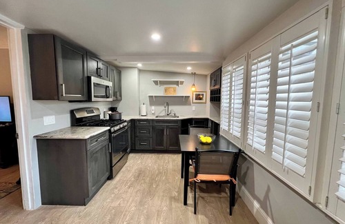 Downtown Burlingame Cama Y Desayuno | Cozy, Downtown Burlingame 1/1