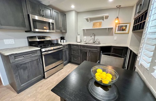 Downtown Burlingame Cama Y Desayuno | Cozy, Downtown Burlingame 1/1