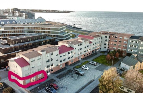 Vesturbær Apartamento | Acogedor apartamento en el centro de la costa con estacionamiento privado