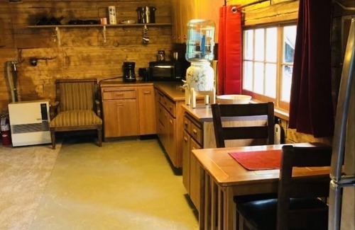 Fairbanks Cabina | Cozy dry cabin on the river. Pet friendly!