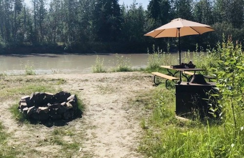 Fairbanks Cabina | Cozy dry cabin on the river. Pet friendly!