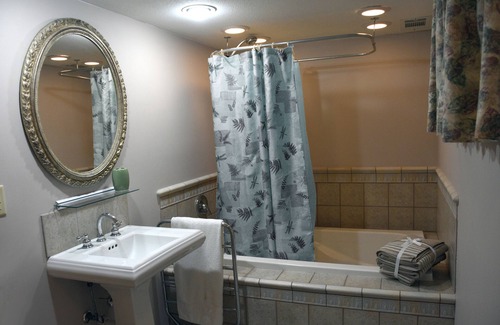 West Des Moines Apartamento | Cozy Duplex in a Safe Quiet Residential Neighborhood