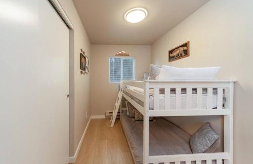 Valley Casa | Cozy Duplex Unit - Beautiful Lake Views!