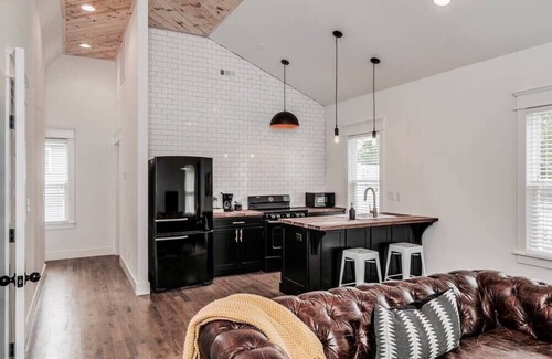 McFerrin Park Casa | Cozy Eastside Loft - Walkable to Restaurants!