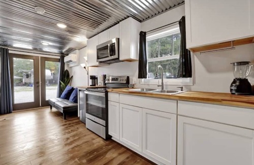 Athens Cabaña | Cozy Electric Blue Cargo Cottage - Lot 25