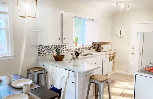 Cayce Casa | Cozy Elegant Home - USC, Fort J