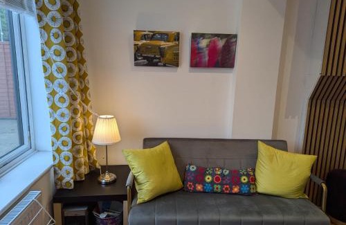 Hove Casa | Cozy En-Suite Room with Free Parking Included