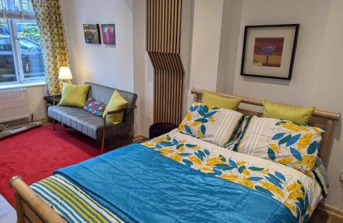 Hove Casa | Cozy En-Suite Room with Free Parking Included