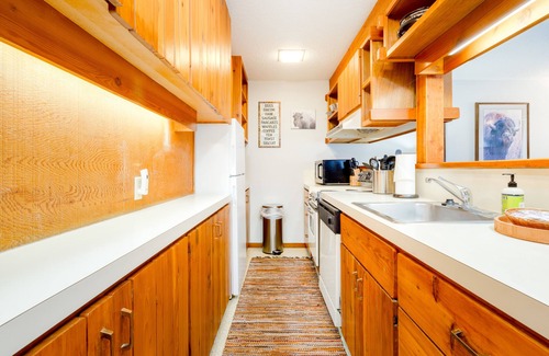 Moose Wilson Road Condominio | Cozy end condo with fireplace & washer/dryer - near Teton Village & Jackson