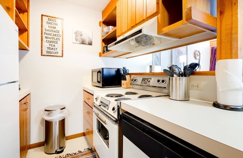 Moose Wilson Road Condominio | Cozy end condo with fireplace & washer/dryer - near Teton Village & Jackson