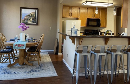 Elk Grove Casa | Cozy Entire House in Elk Grove 3b/2b with big yard