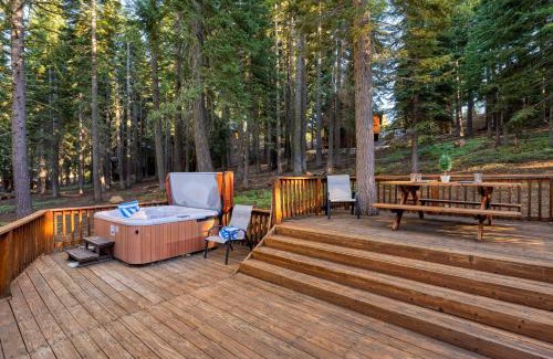 Truckee Casa | Cozy Escape w Hot Tub Deck & Access to Tahoe Donner & Skiing Alpenglow Chalet by AvantStay