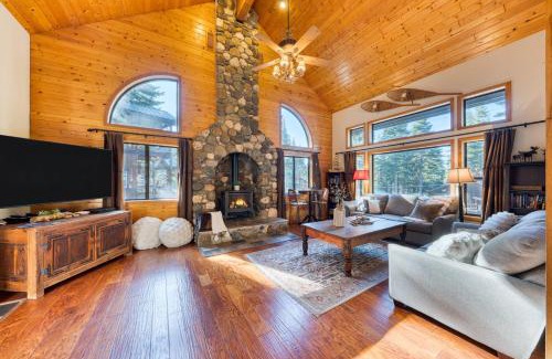 Truckee Casa | Cozy Escape w Hot Tub Deck & Access to Tahoe Donner & Skiing Alpenglow Chalet by AvantStay