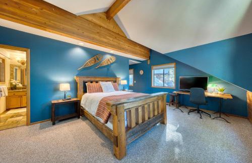 Truckee Casa | Cozy Escape w Hot Tub Deck & Access to Tahoe Donner & Skiing Alpenglow Chalet by AvantStay