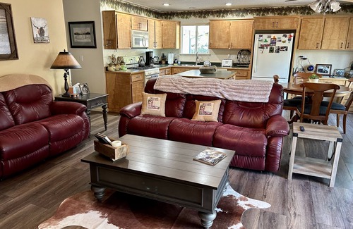 Plumas Eureka Estates Casa | Cozy Evergreen Cabin, walking distance from Plumas Pines golf course
