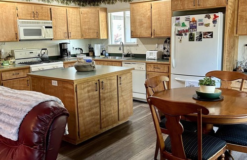 Plumas Eureka Estates Casa | Cozy Evergreen Cabin, walking distance from Plumas Pines golf course