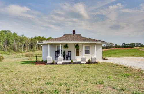 Fair Play Casa | Cozy Fair Play Home with Deck 4 Mi to Lake Hartwell!