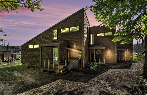 Gaylord Condominio | Cozy Fall Townhome - Beautiful Lakefront Access in a Private, Rural Community