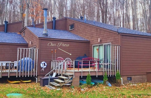 Gaylord Condominio | Cozy Fall Townhome - Beautiful Lakefront Access in a Private, Rural Community