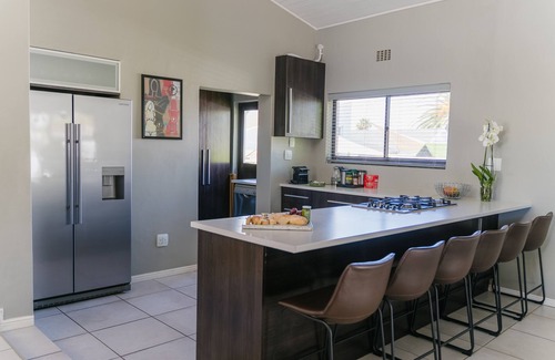 Melkbosstrand Cabaña | Cozy family and pet friendly beach house - 500 m to the beach!