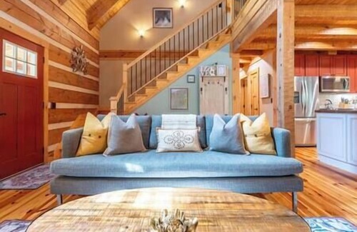 Hot Springs Casa | Cozy Family Cabin Retreat with hot tub. Nestled in the Appalachian Mountains