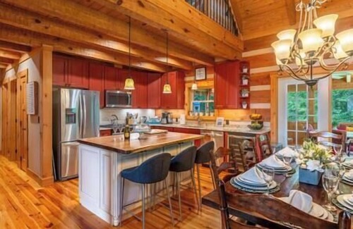 Hot Springs Casa | Cozy Family Cabin Retreat with hot tub. Nestled in the Appalachian Mountains