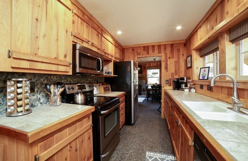 West Village Cabina | Cozy Shaver Lake Cabin: West Village, WIFI, completamente remodelado