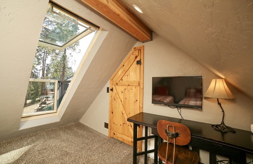 West Village Cabina | Cozy Shaver Lake Cabin: West Village, WIFI, completamente remodelado