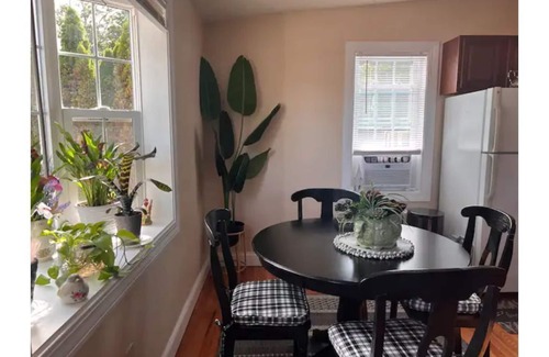 Barrington Cabaña | Cozy Family Cottage within walking distance to Barrington Center.