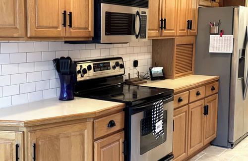 Raytown Casa | Cozy Sleeps 10 3 Bdrm