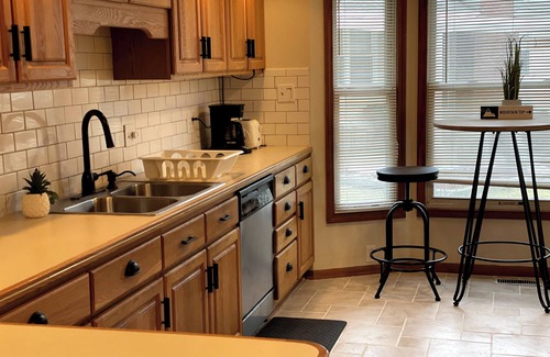 Raytown Casa | Cozy Sleeps 10 3 Bdrm