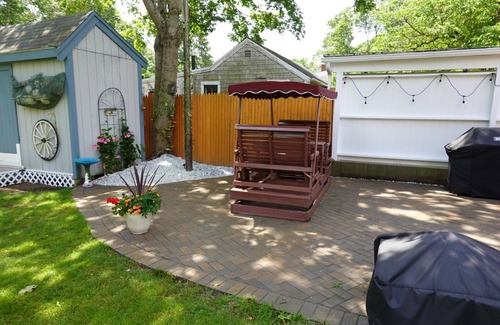 Falmouth Cabaña | Cozy family-friendly cottage on beautiful Shining Sea bike trail